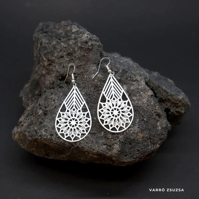 Fém fülbevaló - csipkeszerű mintával, fehér