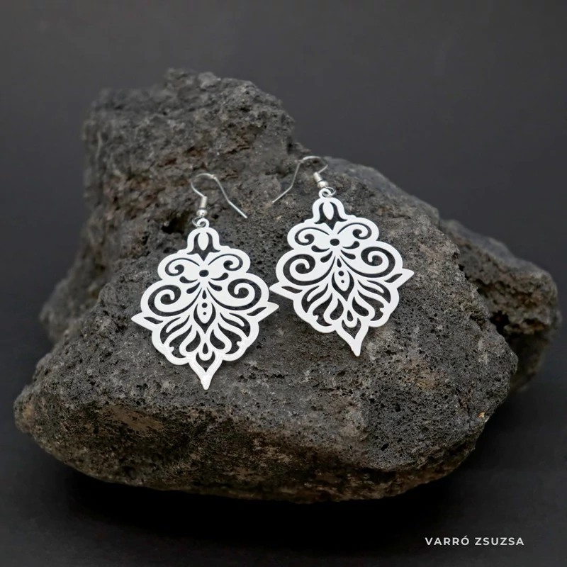 Filigrán fehér fülbevaló