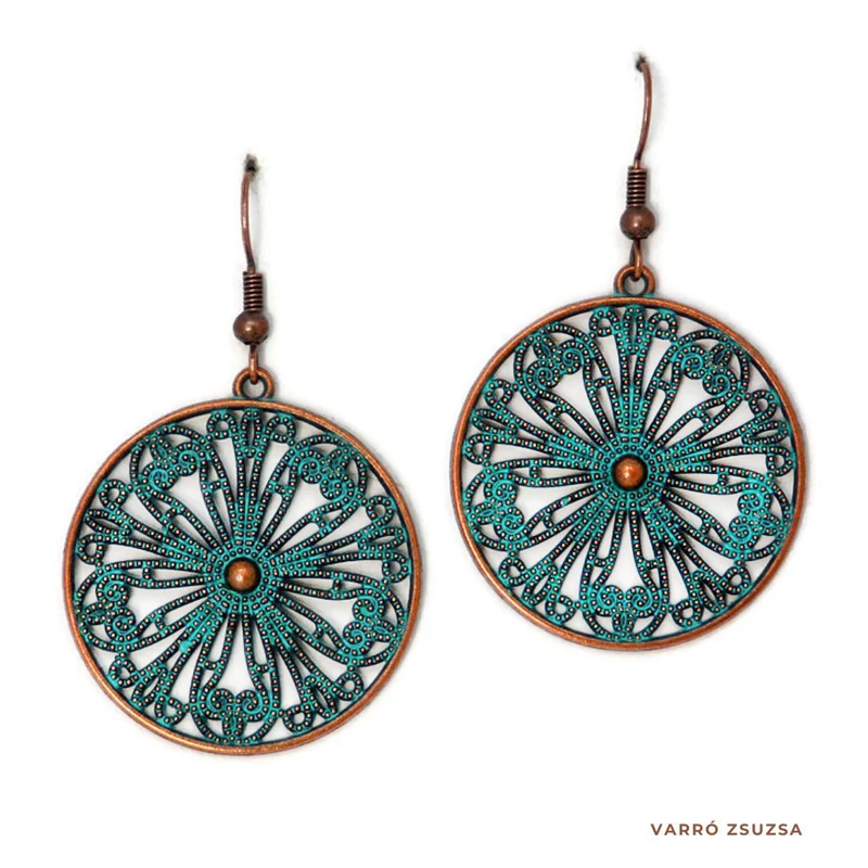 Patinás fém fülbevaló – kerek, áttört mintával