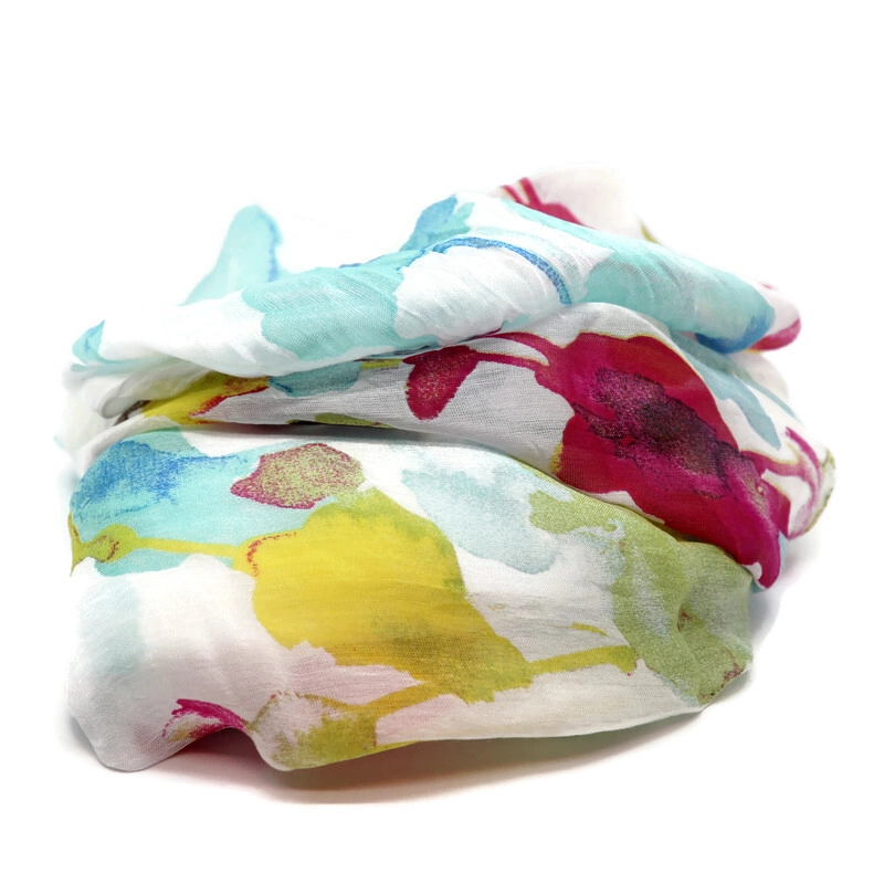 Olasz sálkendő: elmosódott, akvarell jellegű, virágos bordűrös