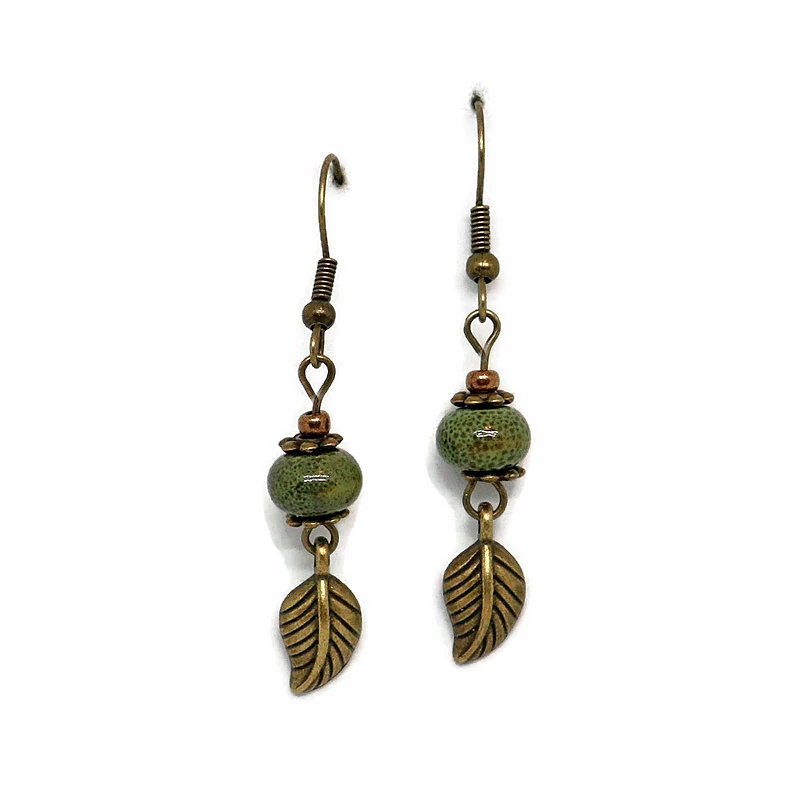 Zöld kerámia, antik levél fülbevaló – egyedi, természetes stílus minden napra