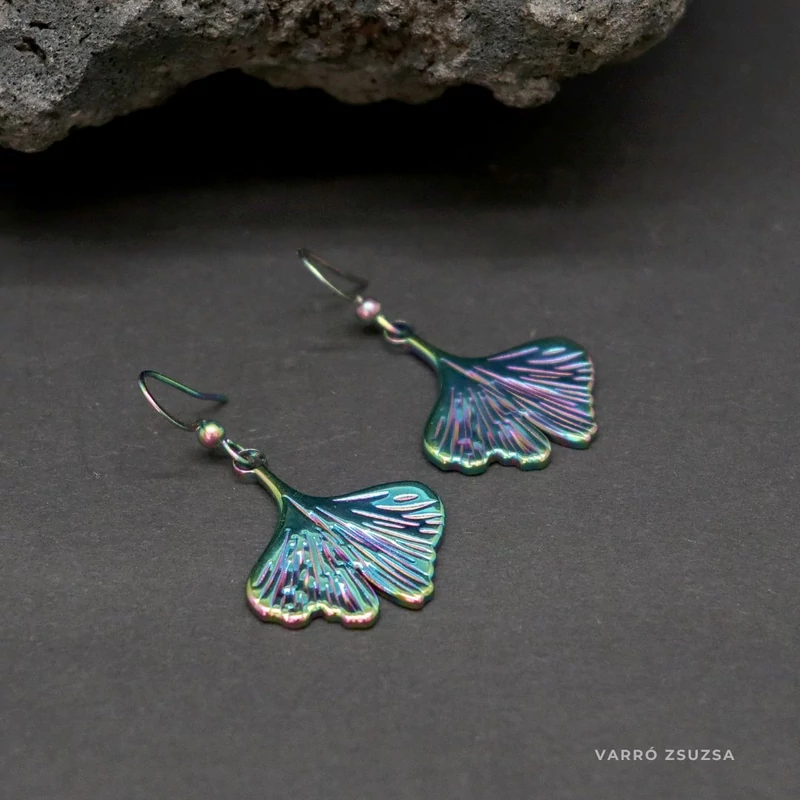 Szivárvány acél fülbevaló – Ginkgo biloba levél