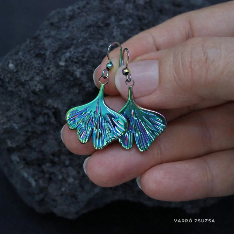 Szivárvány acél fülbevaló – Ginkgo biloba levél