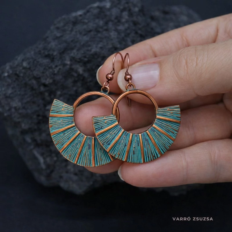 Patinás fém fülbevaló – bronzos, art deco félkör