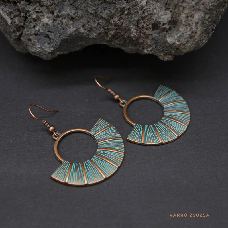 Patinás fém fülbevaló – bronzos, art deco félkör