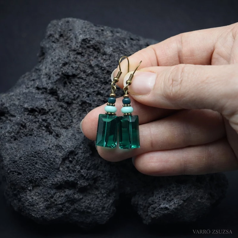 Zöld üveggyöngy fülbevaló