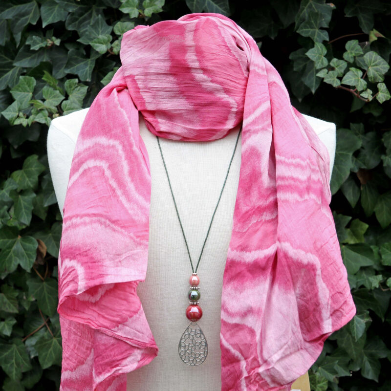 Kerámia hosszú nyaklánc: bordó-zöld-rózsaszín, virágos medállal